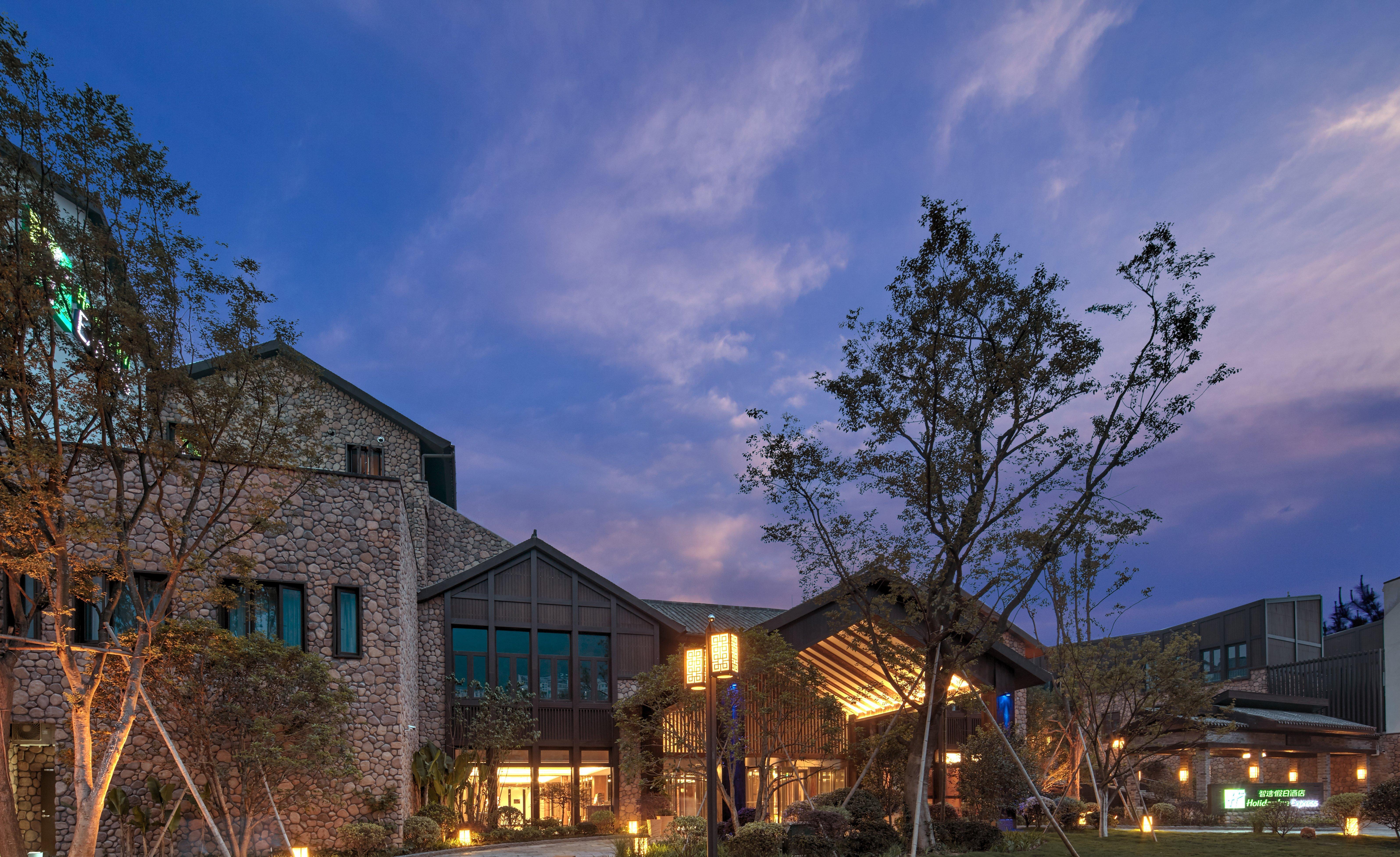 Holiday Inn Express Zhejiang Qianxia Lake, an IHG Hotel Qingtian Bagian luar foto