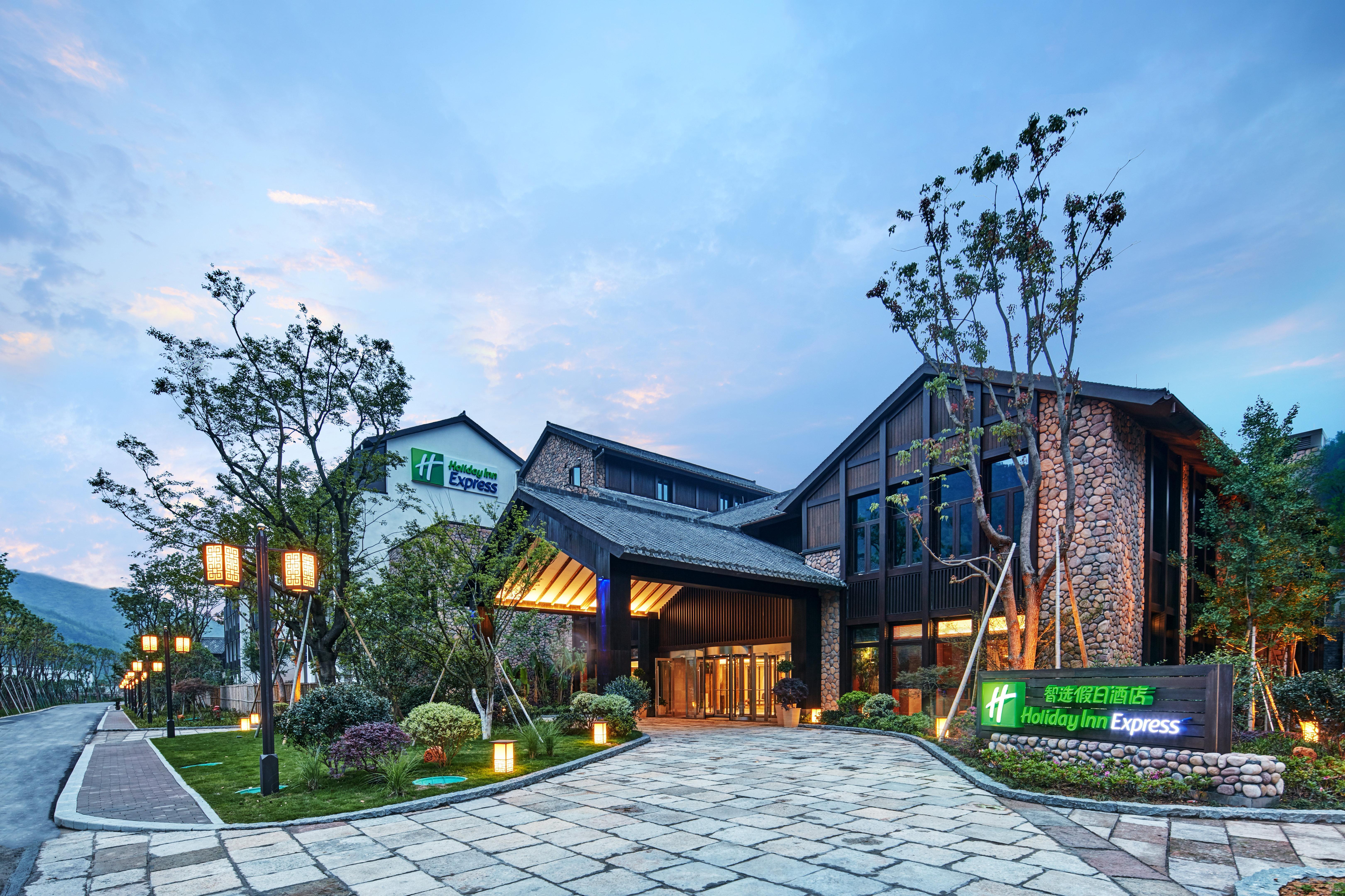 Holiday Inn Express Zhejiang Qianxia Lake, an IHG Hotel Qingtian Bagian luar foto